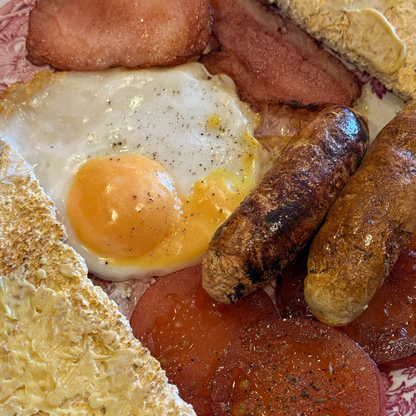 Fry Up Plate - Pink plate, egg on toast, mushroom, tomatoes, bacon 😋