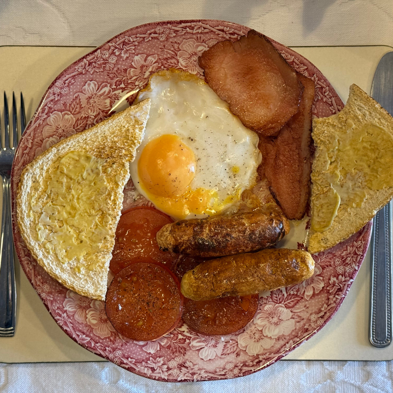 Fry Up Plate - Pink plate, egg on toast, mushroom, tomatoes, bacon 😋