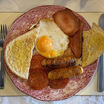 Fry Up Plate - Pink plate, egg on toast, mushroom, tomatoes, bacon 😋