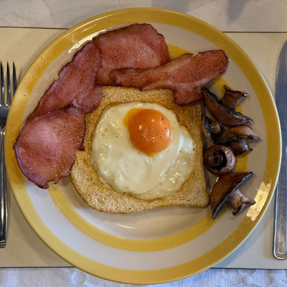 Fry Up Plate - Yellow plate, egg on toast, mushroom, bacon 😋