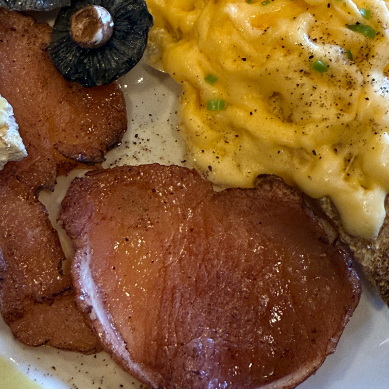 Fry Up Plate - Yellow plate, scrambled egg, mushroom, toast, bacon 😋
