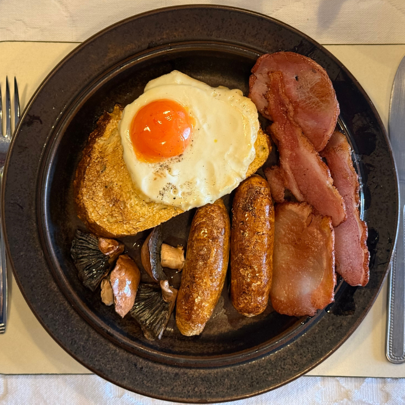 Fry Up Plate - Brown Plate, 1 x egg, rustic toast, mushroom, sausage, bacon 😋