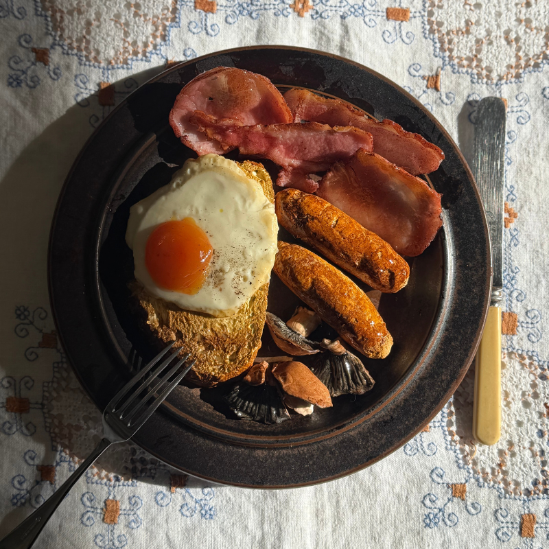 Fry Up Plate - Brown Plate, 1 x egg, rustic toast, mushroom, sausage, bacon 😋